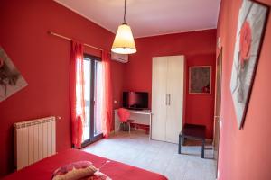TV a/nebo společenská místnost v ubytování B&B LAVIKA PEDARA