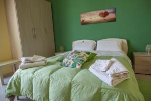 Postel nebo postele na pokoji v ubytování B&B LAVIKA PEDARA