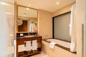 Uma casa de banho em Asiana Hotel Dubai
