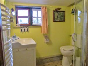 une salle de bains avec toilettes et lavabo dans l'établissement Künstlerhaus, à Ribnitz-Damgarten