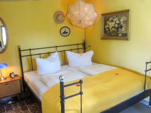 une chambre avec un lit avec des oreillers blancs dans l'établissement Künstlerhaus, à Ribnitz-Damgarten