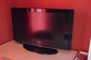 TV a/nebo společenská místnost v ubytování B&B LAVIKA PEDARA
