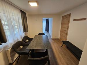 Posedenie v ubytovaní New, cozy retreat, 300 m to ski bus in Schladming Region
