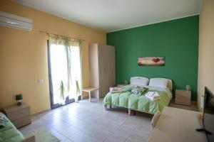 Postel nebo postele na pokoji v ubytování B&B LAVIKA PEDARA