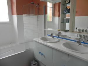 Bilik mandi di Maison en Aveyron +12 gambar