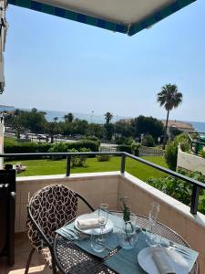 Una mesa y sillas en un balcón con vista al mar. en "La Cala de Mijas Bright Apartment with Sea Views Near the Beach", en La Cala de Mijas