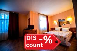 索非亚Family Hotel Bansko Sofia的带有广告牌的酒店客房的标志