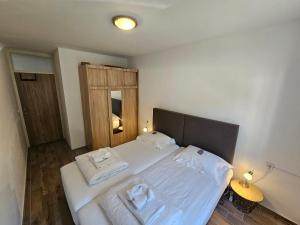 une chambre avec un lit avec deux serviettes dessus dans l'établissement Apartman Marlera s privatnim bazenom, à Ližnjan