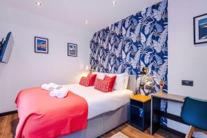 Кровать или кровати в номере James Court Apartments - 2 Bedroom by Assured