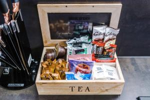 Принадлежности для чая и кофе в James Court Apartments - 2 Bedroom by Assured