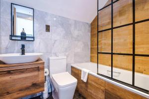 Ванная комната в James Court Apartments - 2 Bedroom by Assured +39 фотографий