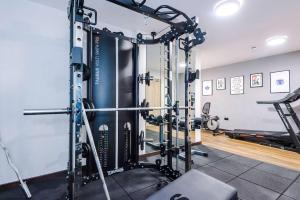 Фитнес-центр и/или тренажеры в James Court Apartments - 2 Bedroom by Assured