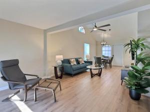 西耶斯塔岛Siesta Key Beach 665 #1的带沙发和椅子的客厅