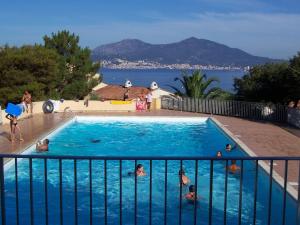 un grupo de personas en una piscina en Bella Vista 42, T2 vue mer piscine Porticcio, en Porticcio