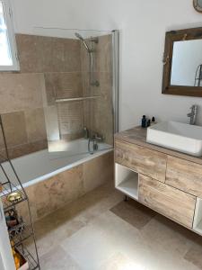 un bagno con vasca, lavandino e doccia di Maison à 50 m de la plage, 10 personnes, 5 chambres en corse du sud, a Coti-Chiavari