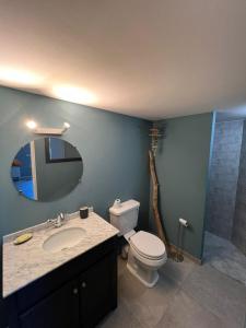 un bagno con wc, lavandino e doccia di Maison à 50 m de la plage, 10 personnes, 5 chambres en corse du sud, a Coti-Chiavari Altre 6 foto