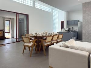 a dining room and kitchen with a table and chairs at Eskep Estate - Private Villas in Phumĭ Ŏng Char
