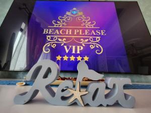 コスティネシュティにあるBeach Please VIPの人魚をテーマにしたベビーシャワーのビーチパレスの看板