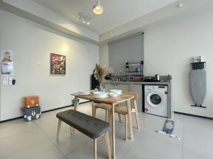 乔治市Tom and Jerry Suite with Infinity Pool的带桌子的厨房和餐厅