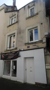 アンジェにあるHypercentre calme et cosy Impasse Saint Julien, 1er étageの白い建物