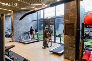 Γυμναστήριο ή/και όργανα γυμναστικής στο 1BR appartment at Lumiere Riverside, city view free pool