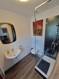 Baðherbergi á Gasthaus Löwen in Tisis