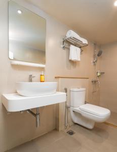 Bloom Hotel - Lonavala Khandala的一间浴室