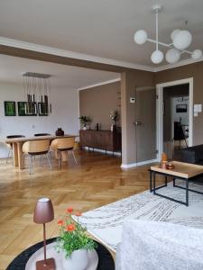 a living room with a couch and a table at Im Zentrum von Leverkusen, helle 3-Zimmerwohnung 80 m2 in Leverkusen