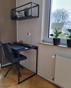 a black desk with a chair and a window at Im Zentrum von Leverkusen, helle 3-Zimmerwohnung 80 m2 in Leverkusen +27 photos