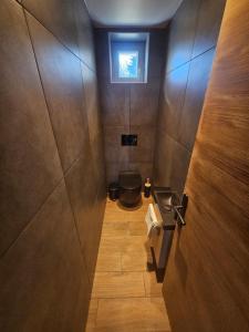 un piccolo bagno con servizi igienici e finestra di Appartement cosy proche du Mont-Dore a Laqueuille