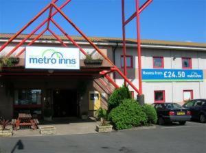 un hotel con un cartel frente a un edificio en Metro Inns Teesside, en Stockton-on-Tees