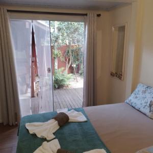 Postelja oz. postelje v sobi nastanitve Casa em Florianópolis pé na areia com sauna