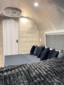 Rúm í herbergi á RVX Caravans