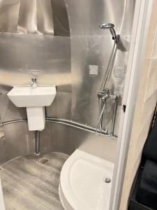Baðherbergi á RVX Caravans