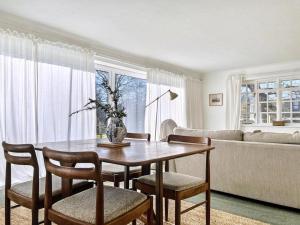 un salon avec une table, des chaises et un canapé dans l'établissement Tranquil 2-Bed Nature Cottage with Free Parking, à Newick 11 autres photos