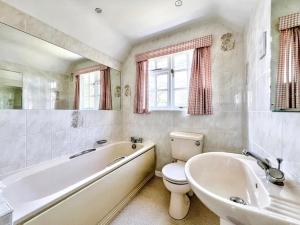 une salle de bain avec une baignoire, des toilettes et un lavabo dans l'établissement Tranquil 2-Bed Nature Cottage with Free Parking, à Newick