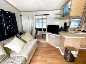 a living room with a couch and a kitchen at Amazing 1 bedroom Near Disney in Seven Points