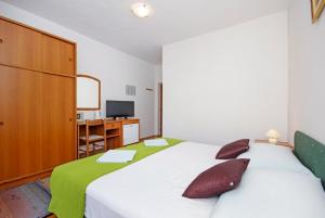 En eller flere senge i et værelse på Villa Antonia