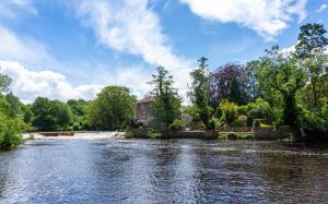 una casa sentada a orillas de un río en Holiday Home by the river Nidd 6, en Knaresborough
