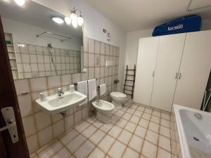 Bilik mandi di Casa Marco - Ca' di chi de Zirie - +26 gambar