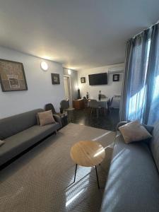 una sala de estar con un sofá y una mesa en Sunnyside Lloret, en Lloret de Mar