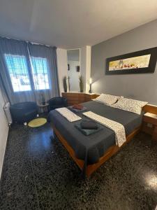 un dormitorio con dos camas y una habitación con en Sunnyside Lloret, en Lloret de Mar 24 fotos más