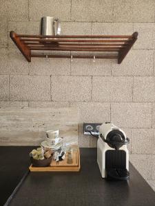 einen Toaster auf einem Tisch mit einem Teller Essen in der Unterkunft Industriële WOW! Private studio 35m2 in Amsterdam