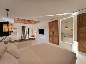 A bed or beds in a room at Yialos Ios Hotel