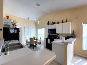 una cocina con fregadero y encimera en 1629 Oak Hill Trail, en San Angelo