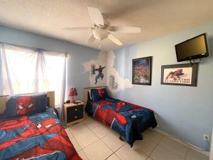 Un dormitorio con dos camas y un ventilador de techo. en 1629 Oak Hill Trail, en San Angelo 21 fotos más
