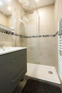un bagno con doccia e lavandino di L'escapade parisienne ad Aulnay-sous-Bois