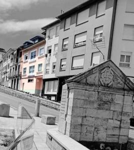 una fotografía en blanco y negro de un edificio en La Fuente, en Luarca 2 fotos más