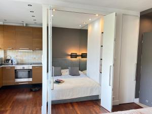 Kuchyňa alebo kuchynka v ubytovaní Apartament Mokotow