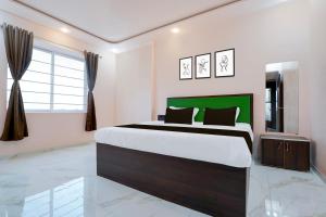 a bedroom with a large bed in a room at Hotel O K2 Lodging And Boarding in Nagpur